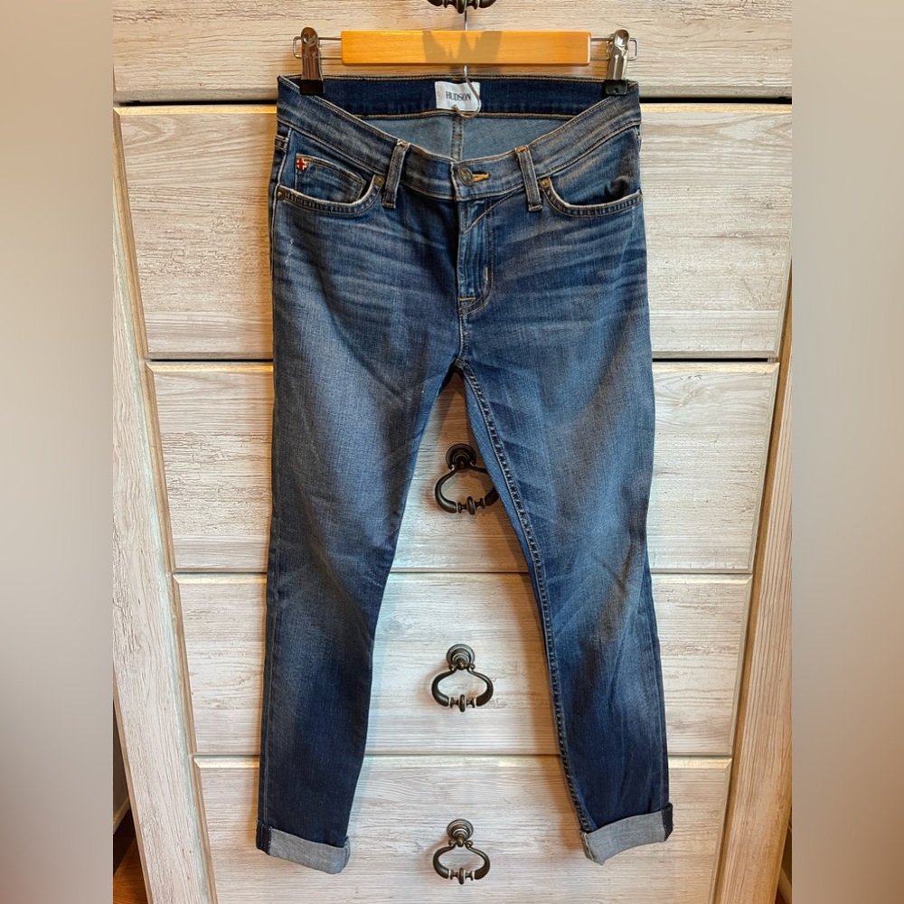 Hudson jeans. Size 25. Small hole on back right pocket.